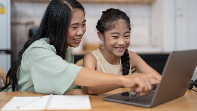 How Learning English Improves Confidence and Public Speaking Skills in Kids